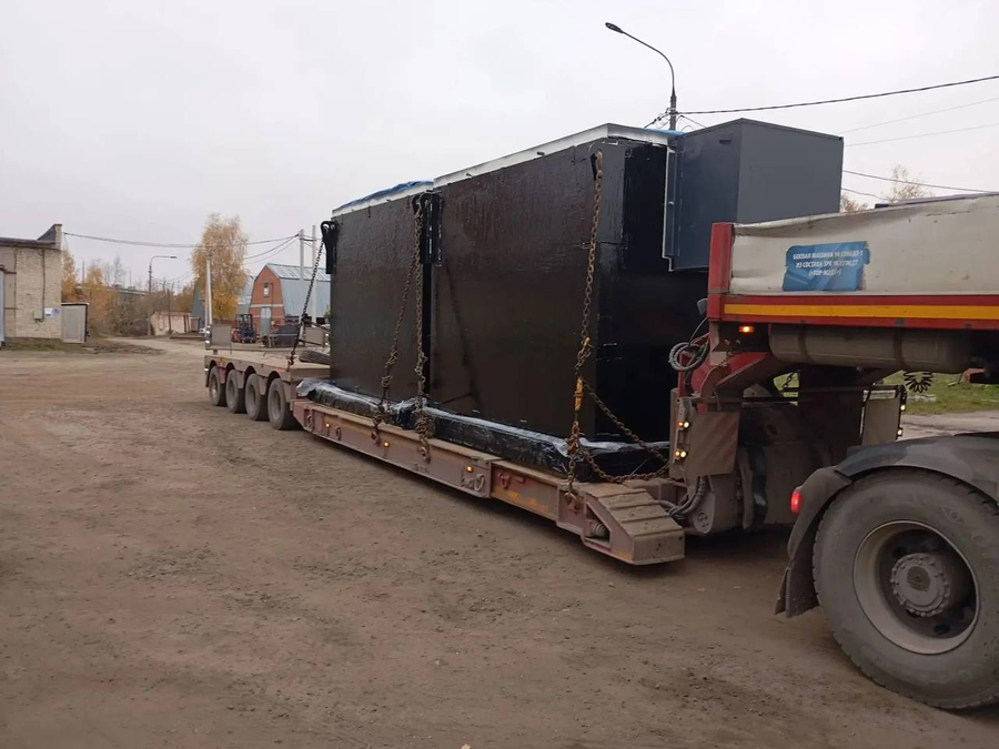 Негабаритное оборудование на полуприцепе перед отправкой